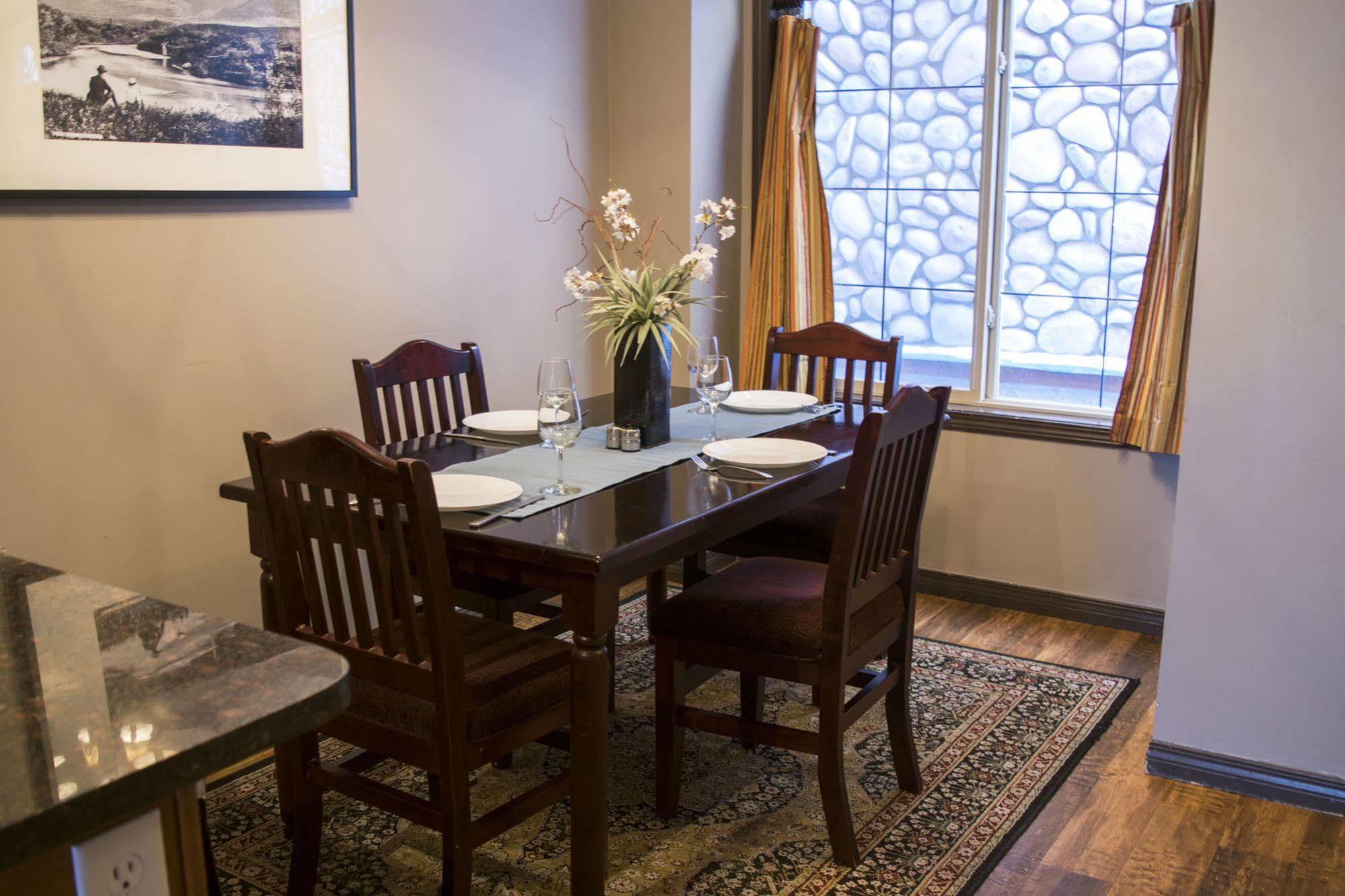 Mystic Springs Chalets & Hot Pools Canmore Luaran gambar